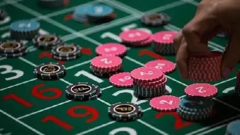 Pengguna menikmati taruhan olahraga di perangkat mobile selama perjalanan harian